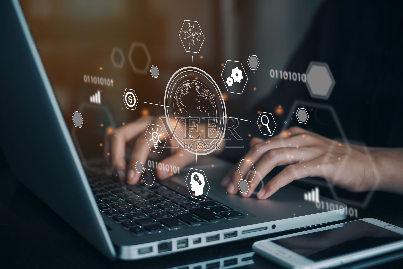 女商人用电脑展示网络连接、创新、在线沟通和元宇宙技术照片摄影图片