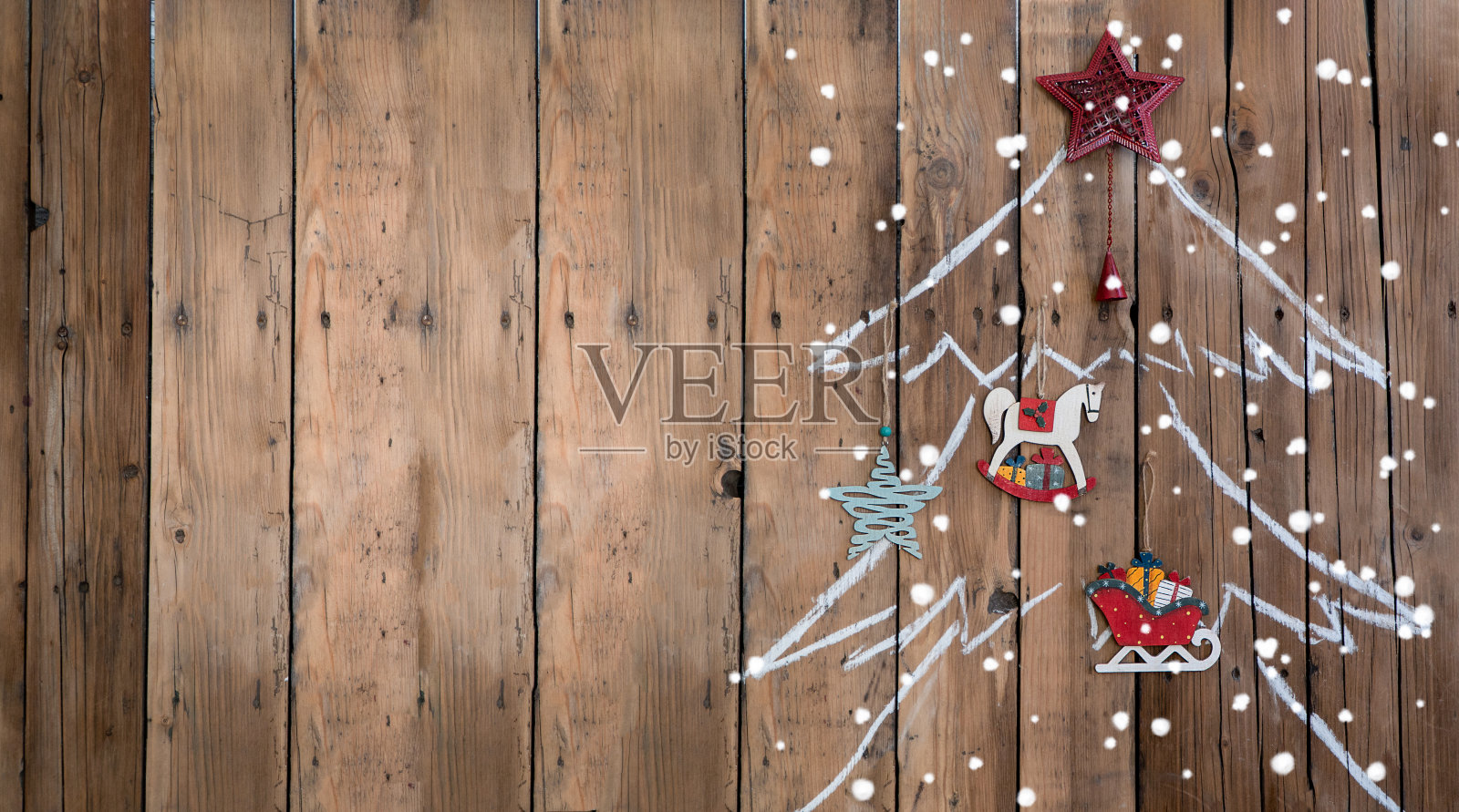 用粉笔画在木板上的圣诞树，装饰着玩具照片摄影图片