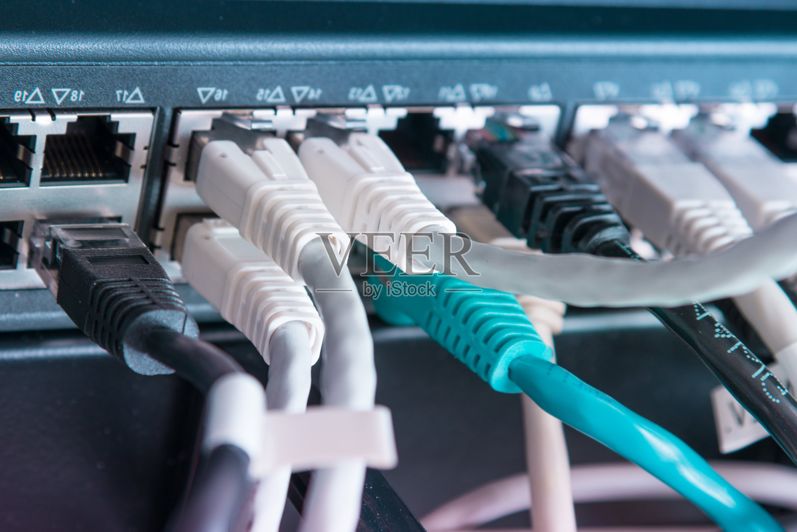 连接到服务器交换机的以太网线缆照片摄影图片