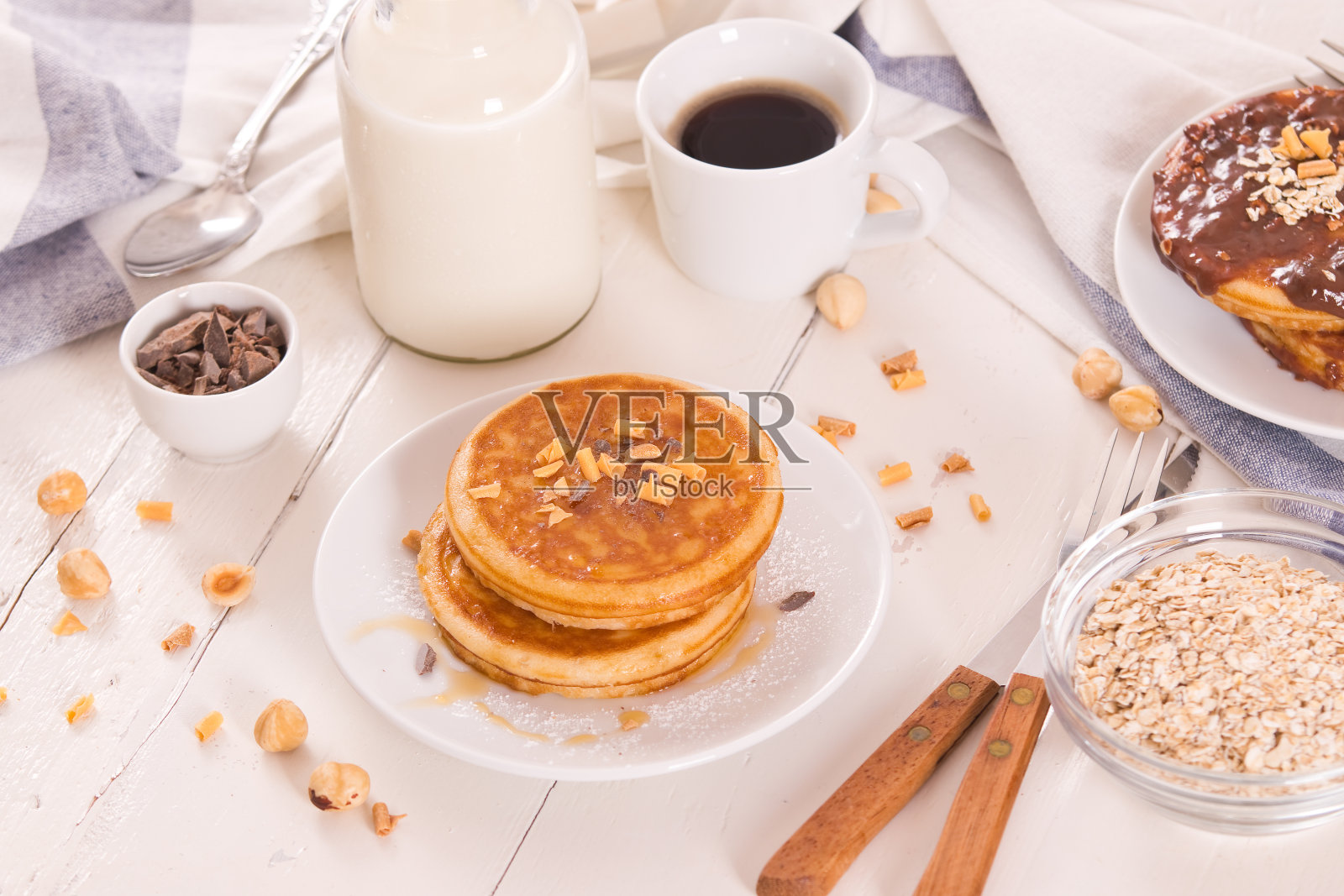 蜂蜜煎饼。照片摄影图片