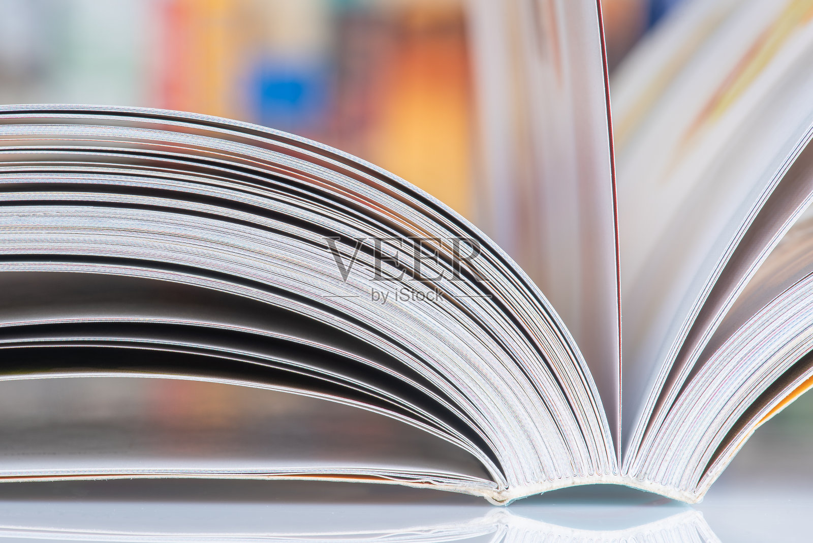 打开书的特写与模糊的背景照片摄影图片