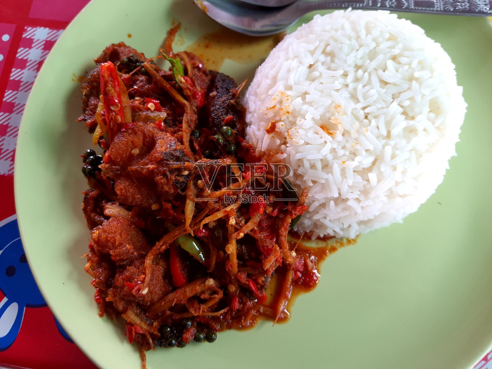 辣泰式罗勒鲶鱼炒照片摄影图片