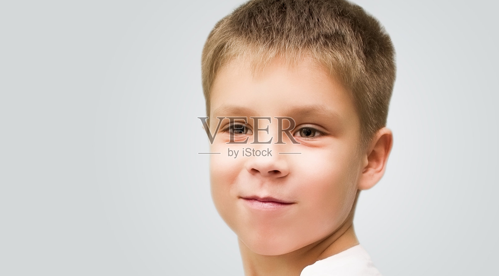 一个英俊男孩的肖像特写照片摄影图片