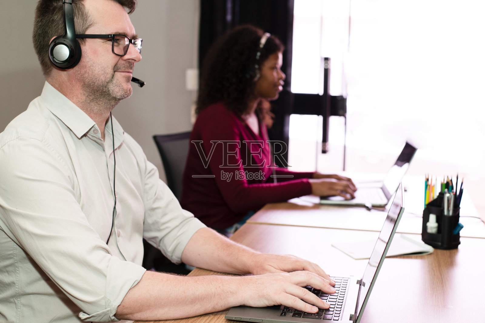 一女一男在客户服务部门工作照片摄影图片