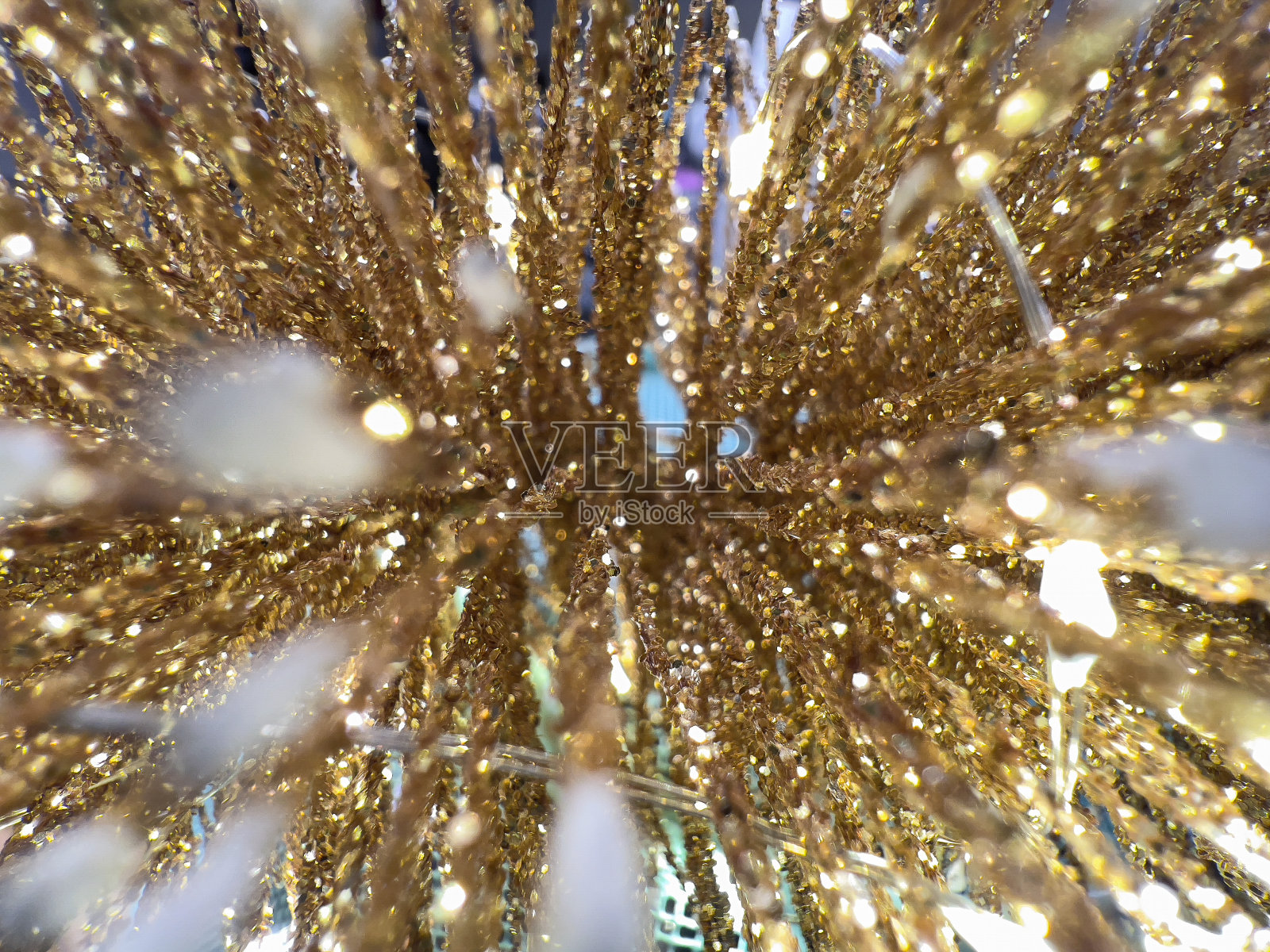 微距拍摄的一棵金色的装饰小树。照片摄影图片