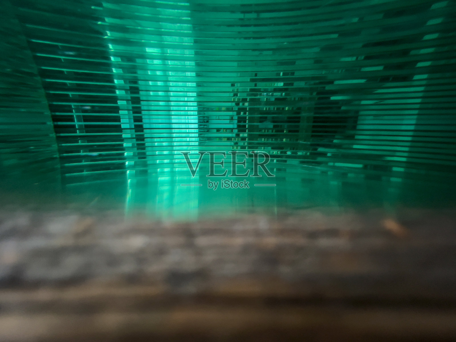 旧木头上有蓝绿色玻璃。照片摄影图片