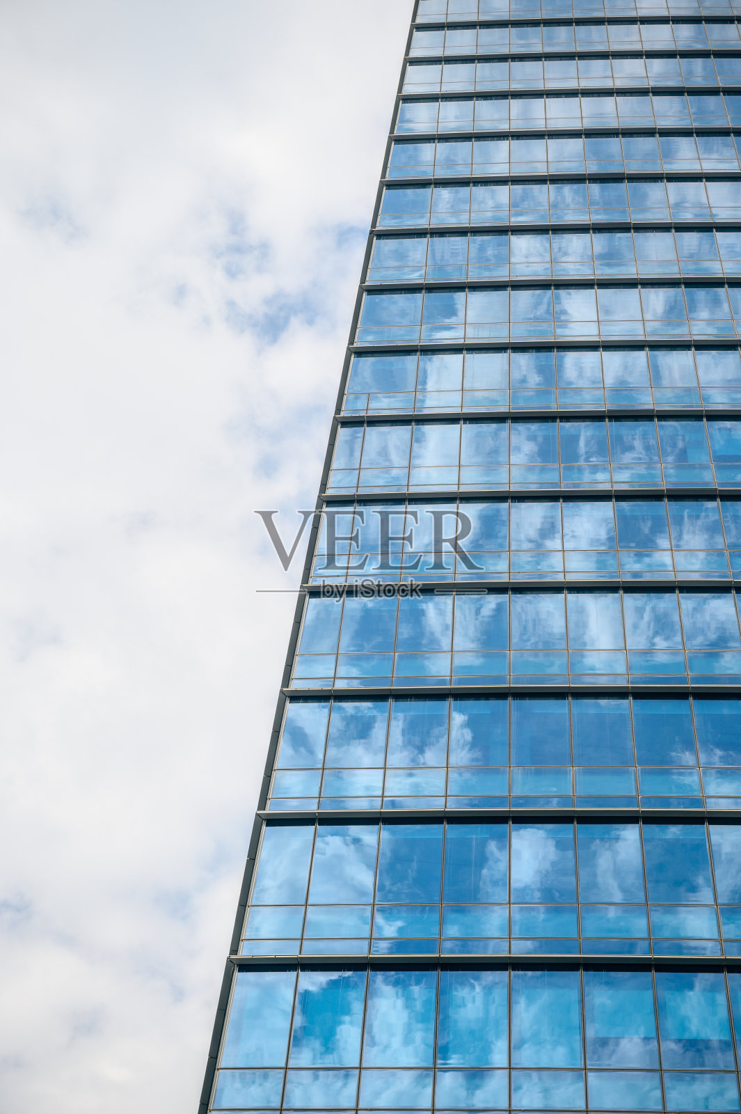 蓝色天空中带有反射玻璃的高层建筑照片摄影图片