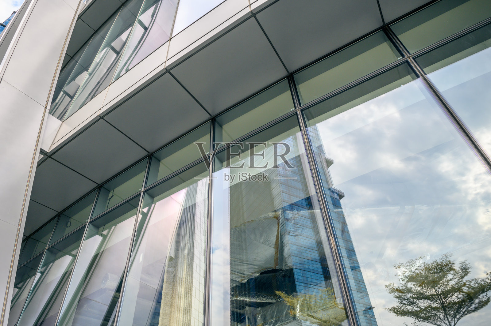 蓝色天空中带有反射玻璃的高层建筑照片摄影图片