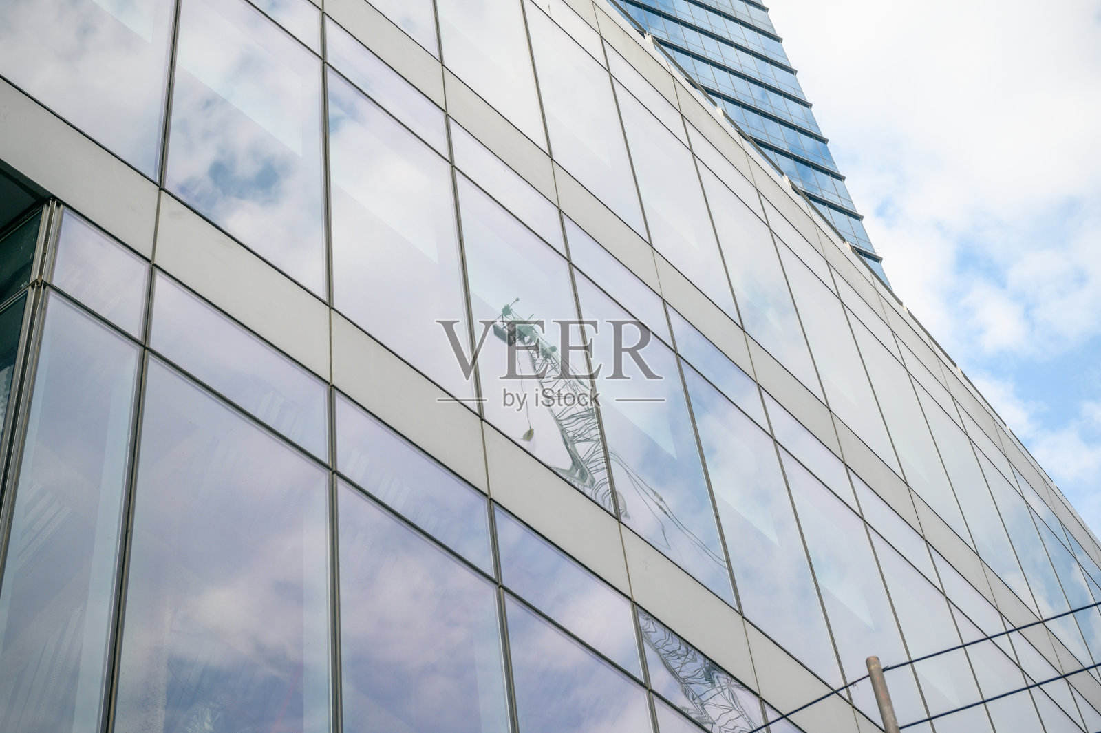 蓝色天空中带有反射玻璃的高层建筑照片摄影图片