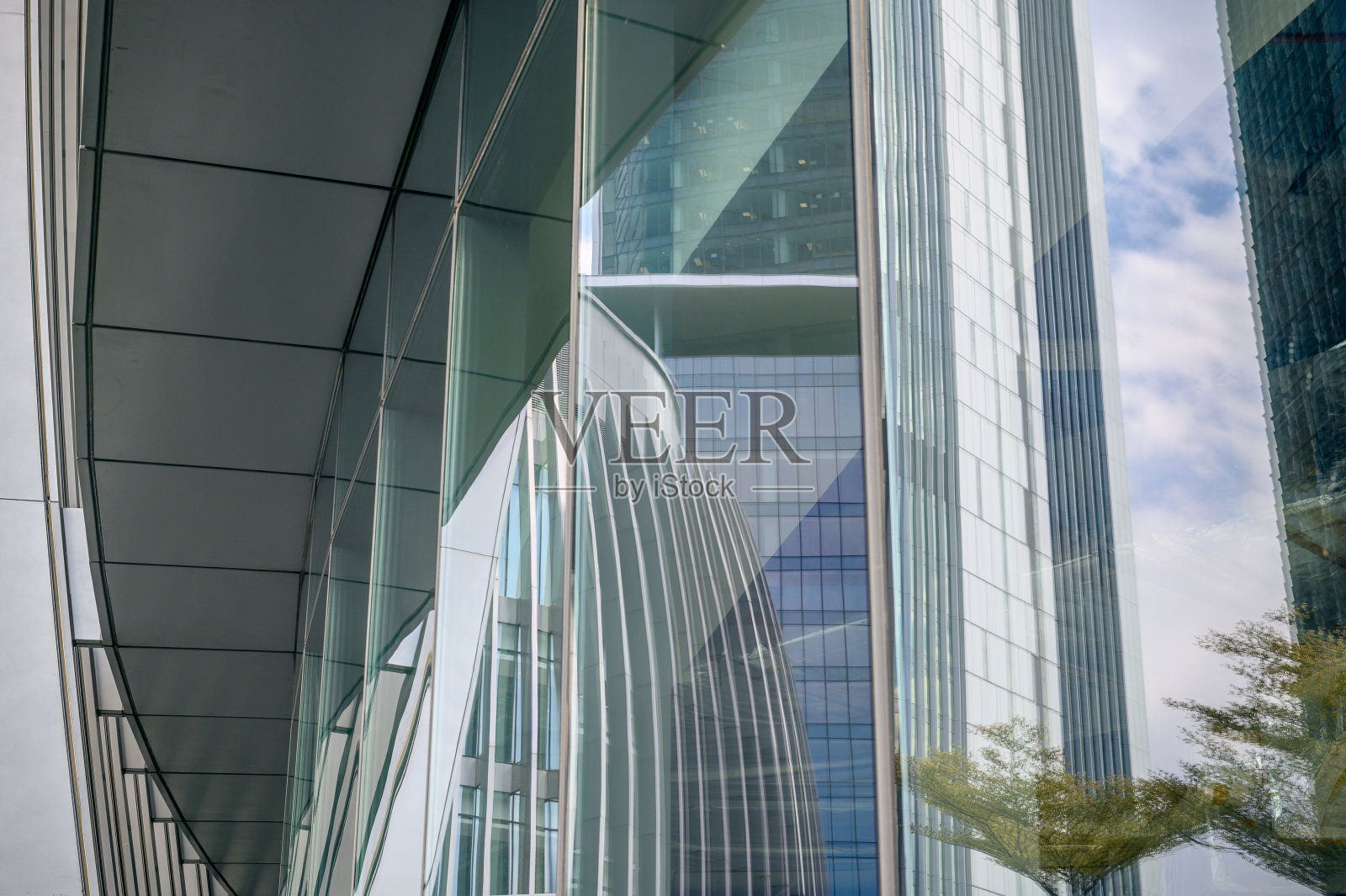 蓝色天空中带有反射玻璃的高层建筑照片摄影图片