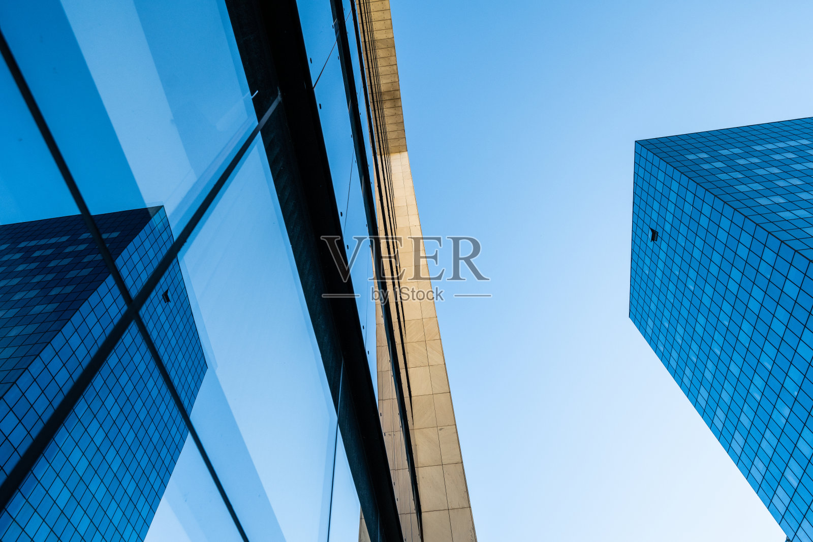 仰望玻璃和大理石建筑的倒影照片摄影图片