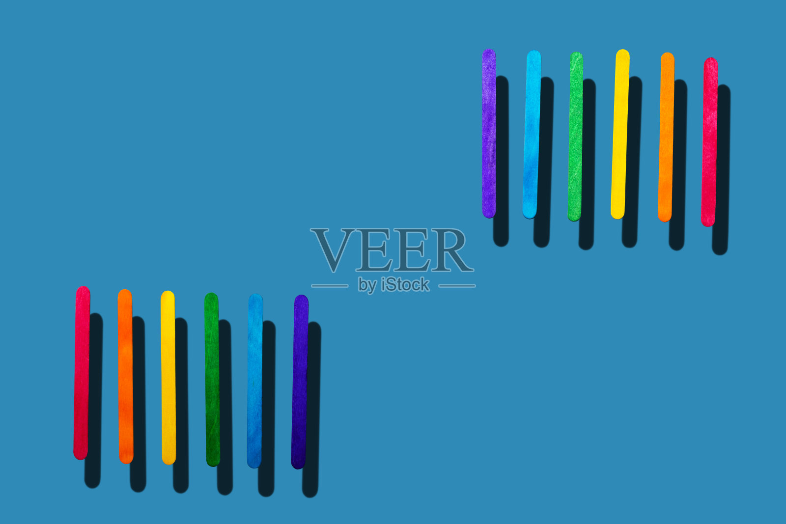 一排排平行的木棒裁剪在蓝色背景上照片摄影图片