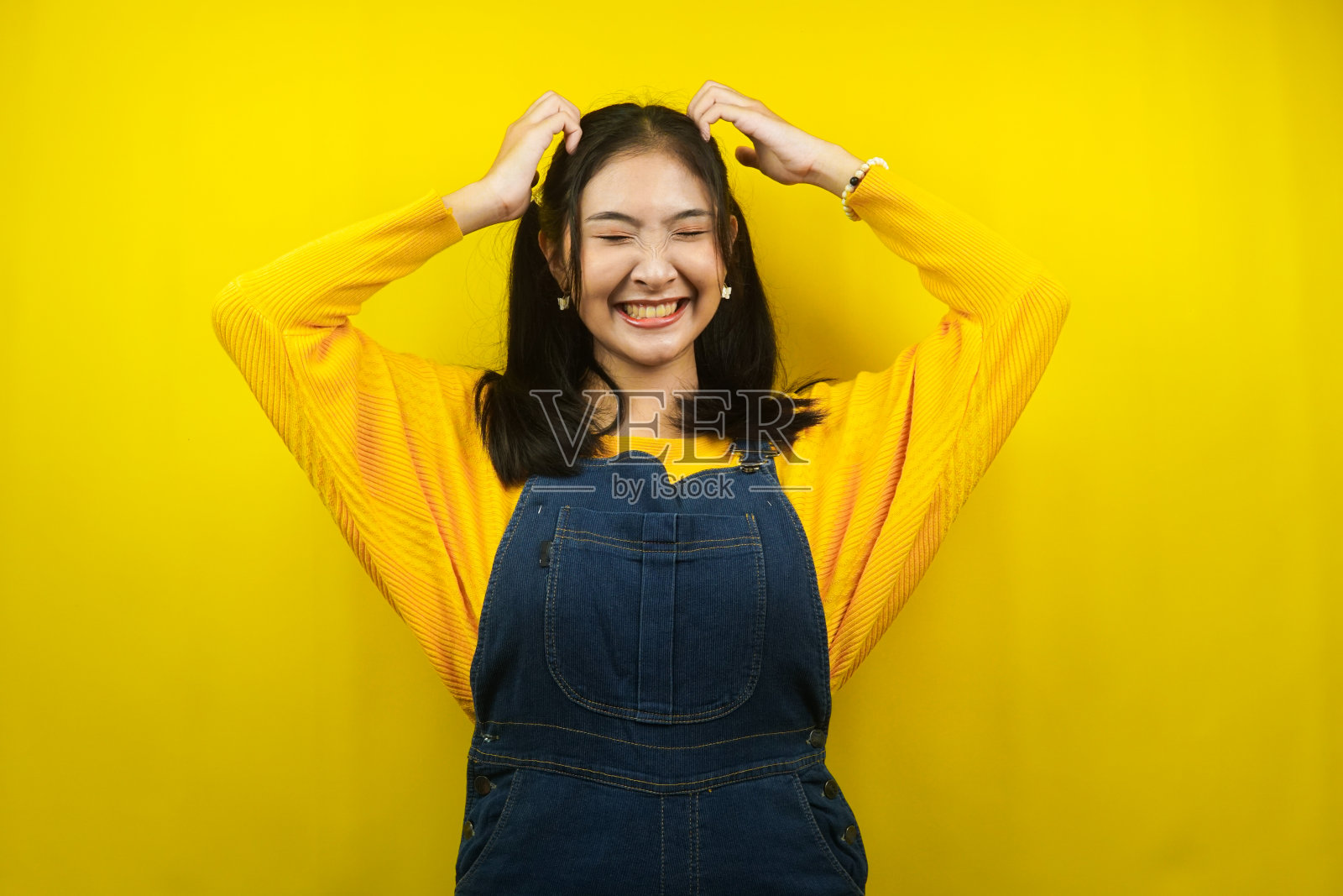 感到压力的可爱年轻女人，沮丧，头晕，不高兴，愤怒，不满，已隔离照片摄影图片