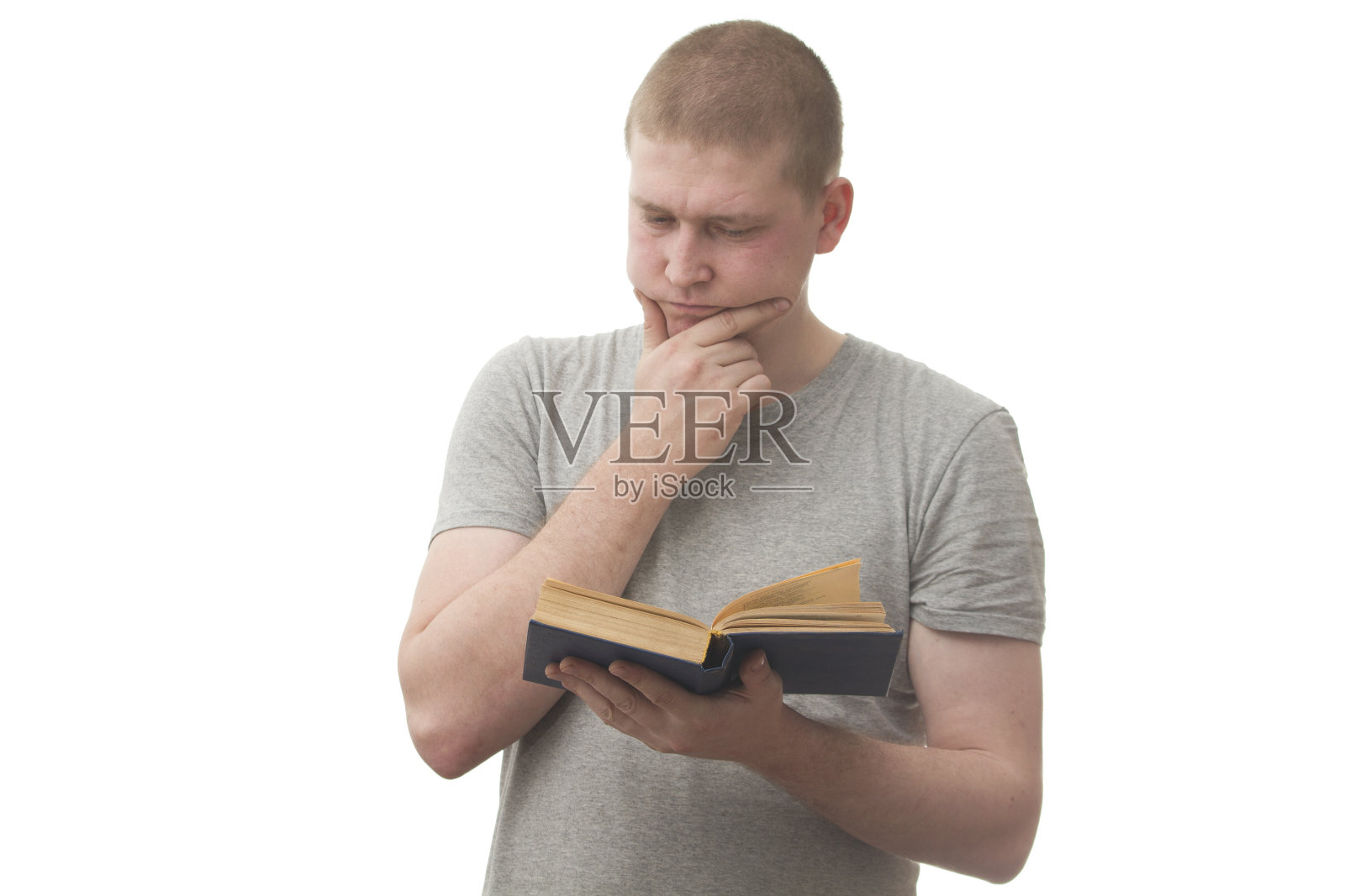 一个人在好奇地读书照片摄影图片