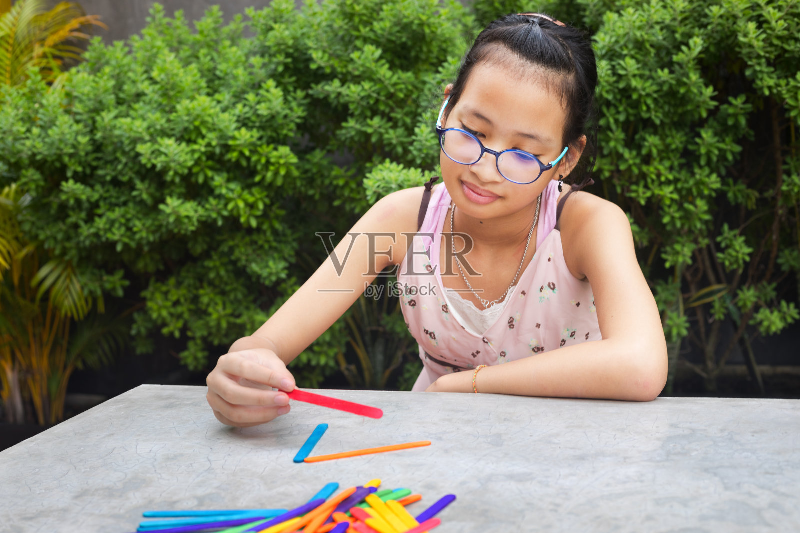 一个泰国女孩正在用木棒做几何图形照片摄影图片