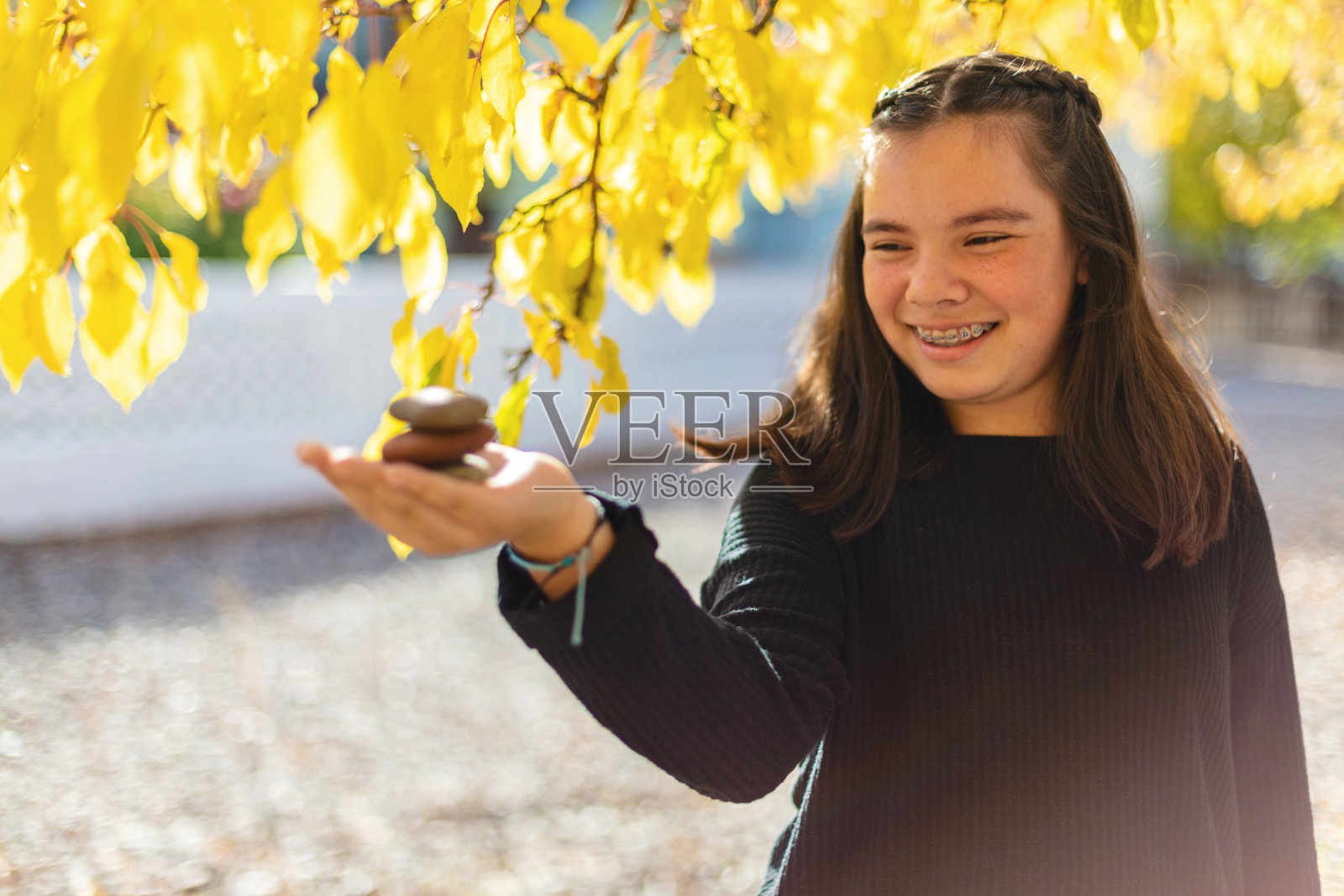 年轻的青少年女性持有三件拉美裔美国照片系列照片摄影图片