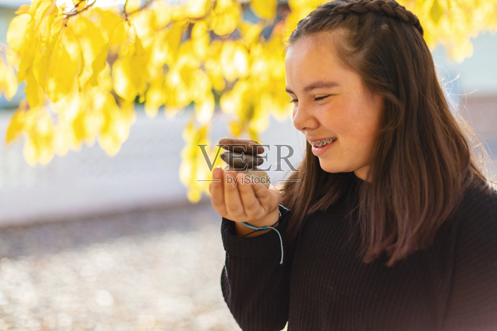 年轻的青少年女性持有三件拉美裔美国照片系列照片摄影图片