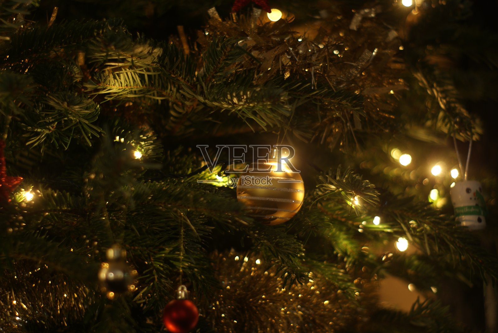 圣诞树上的小装饰品，装饰物，彩灯和金属箔片照片摄影图片