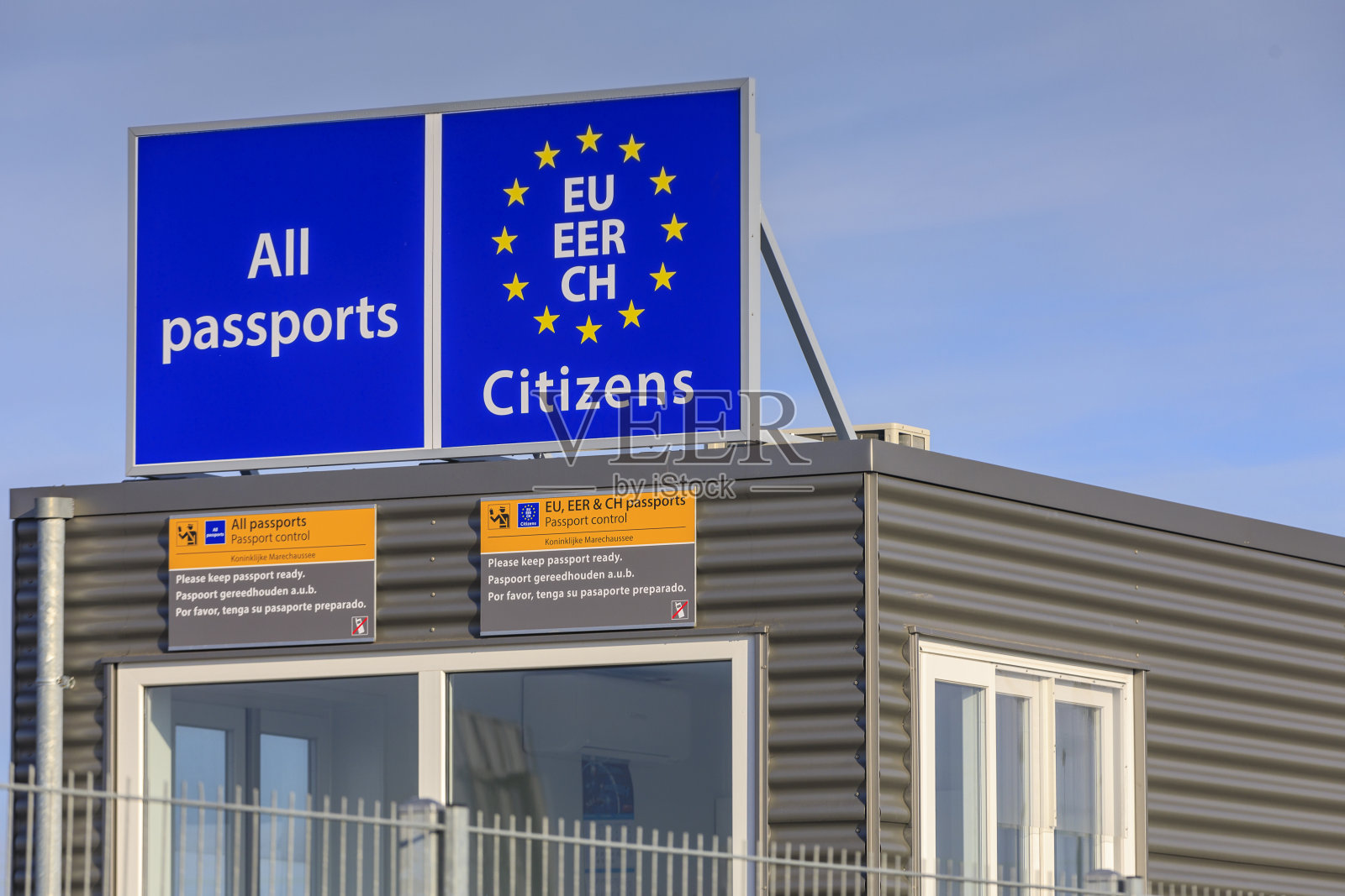 在荷兰边境的渡轮上检查护照照片摄影图片