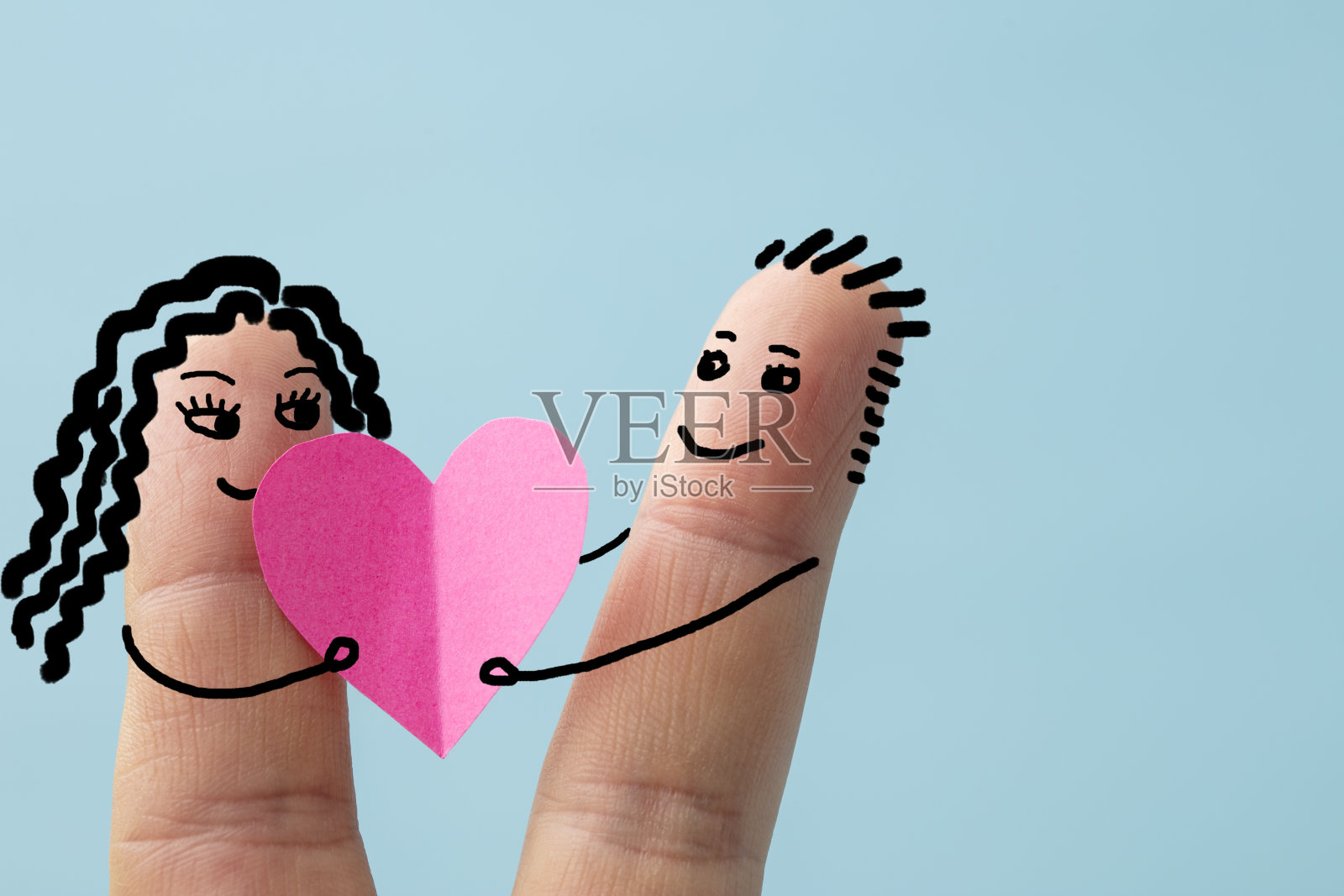 幸福的情侣手指牵着一颗心照片摄影图片