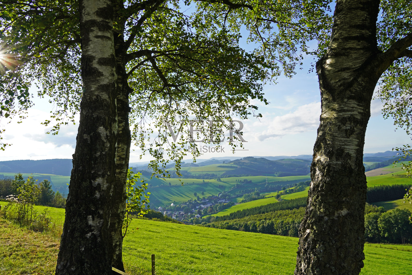 奥伯亨内伯恩附近索尔兰的景观。全景的绿色自然与丘陵和森林。照片摄影图片