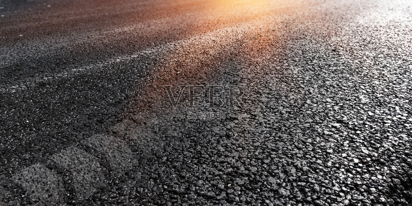 励志背景沥青作为一种隐喻，寓意在新年快乐中前进，在新生活中进步照片摄影图片