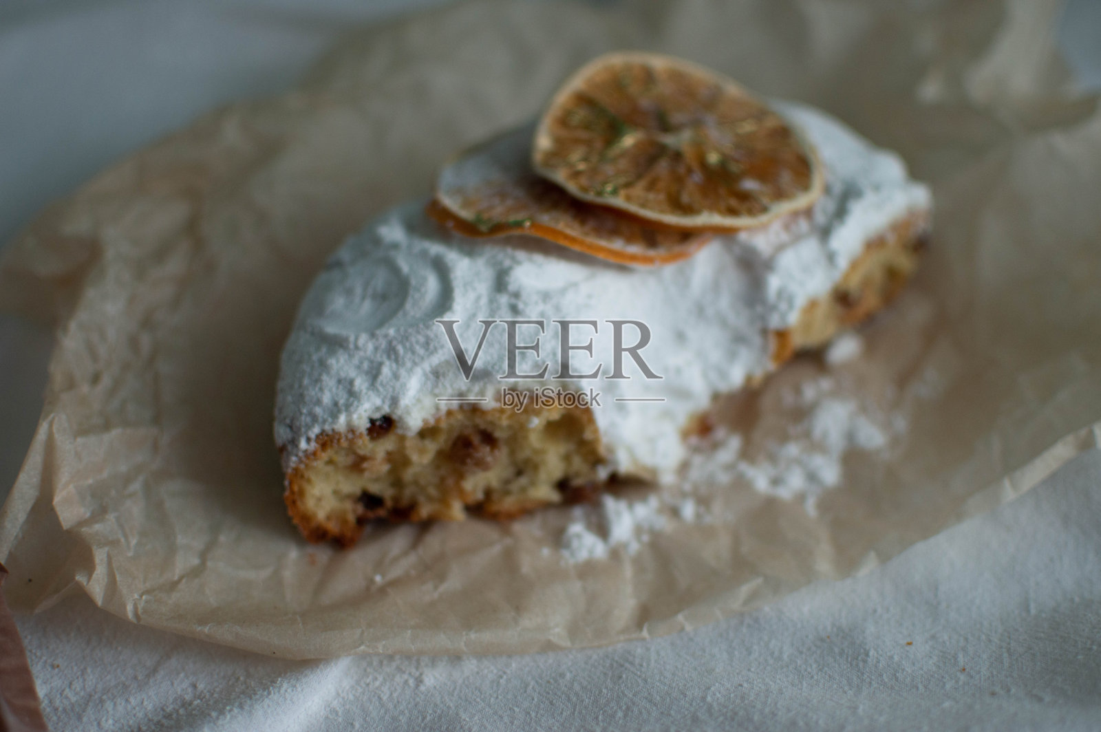 圣诞蛋糕撒着糖粉在圣诞餐桌上。圣诞节和新年。特写镜头。照片摄影图片