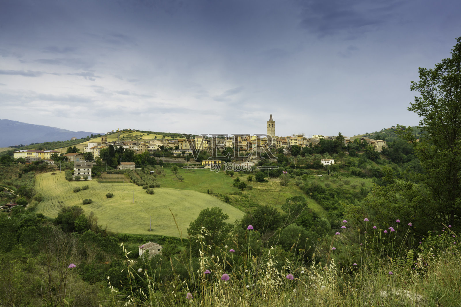 意大利马尔凯，阿皮尼亚诺德尔特朗托附近的乡村景观照片摄影图片