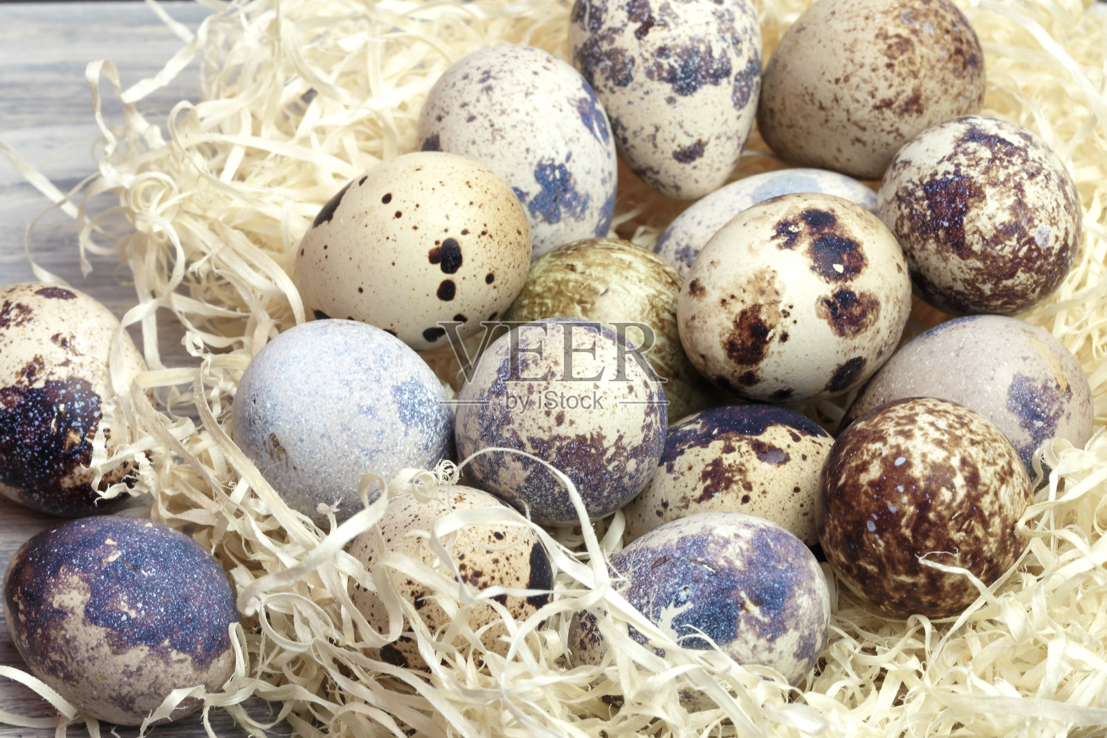 食物背景俯视图鹌鹑蛋特写含维生素A、B、PP、B12、氨基酸、β -胡萝卜素、钙、镁、铁、磷、蛋白质、胆碱、核黄素、叶酸、硒照片摄影图片