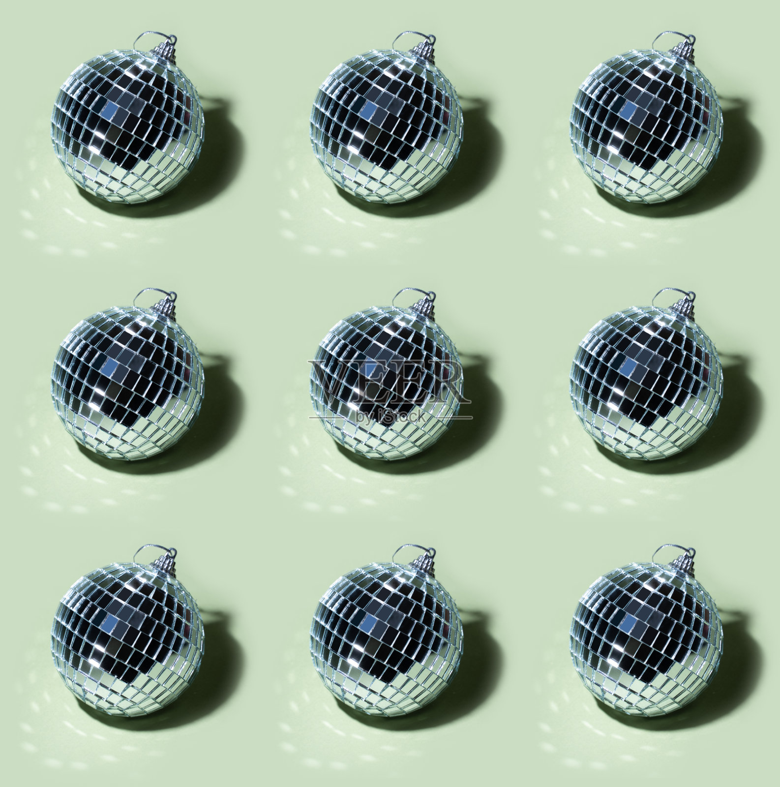 迪斯科球图案在罗勒绿色的背景照片摄影图片