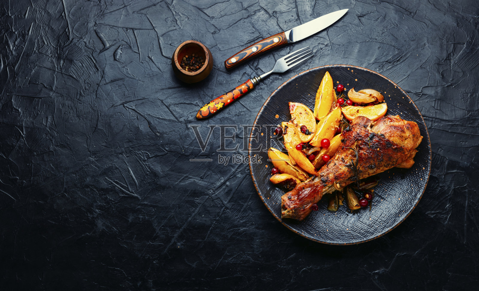 烤火鸡肉配柑橘类水果照片摄影图片