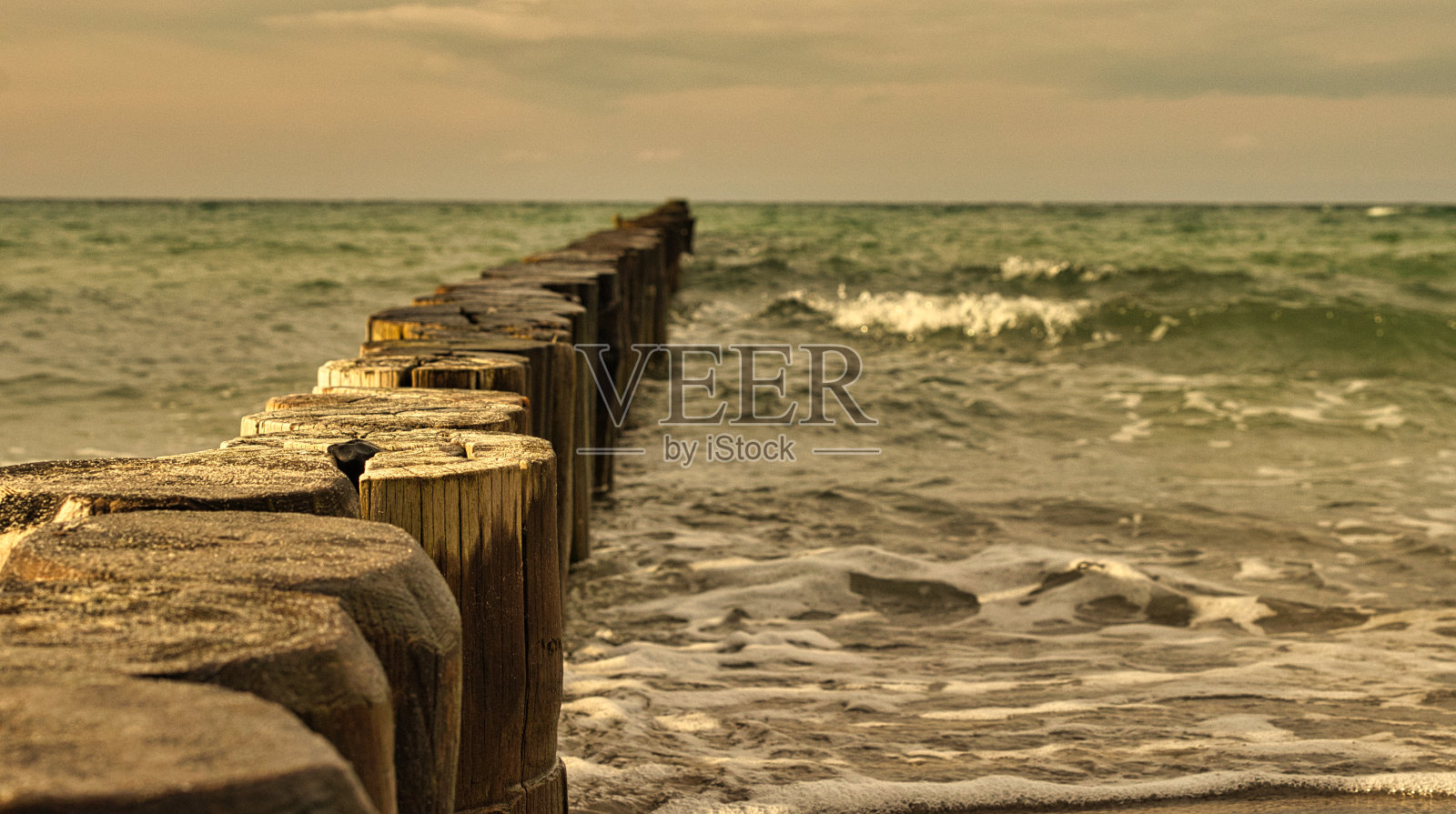 格罗恩河伸入波罗的海。照片摄影图片
