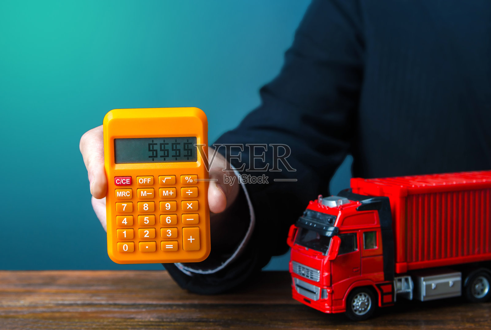 商人计算一个集装箱的运费。价格上涨，全球集装箱短缺危机。导入和导出。货物运输。运输通货膨胀，航运价格。价格出来照片摄影图片