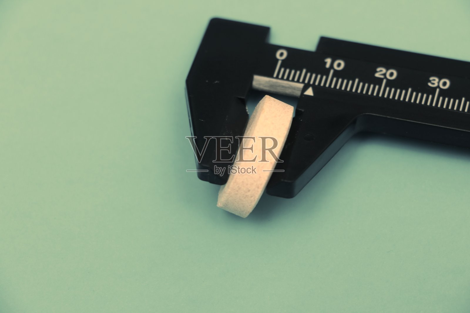 黑色游标卡尺测量圆柱形物体照片摄影图片