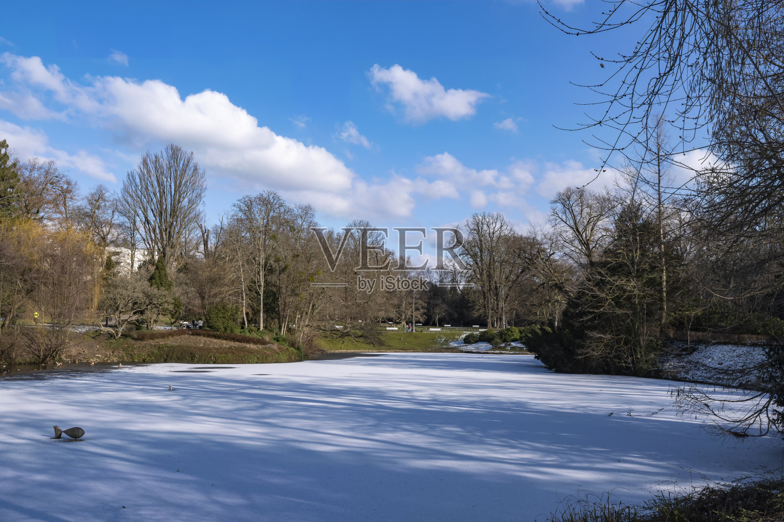 冰冻的库尔帕克湖照片摄影图片