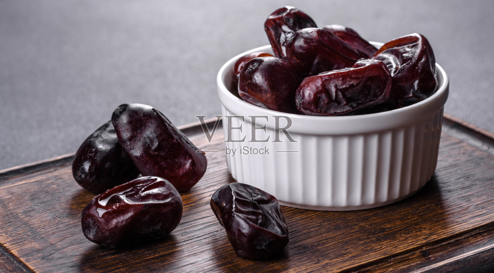 美丽美味的枣子在黑色的混凝土背景上照片摄影图片