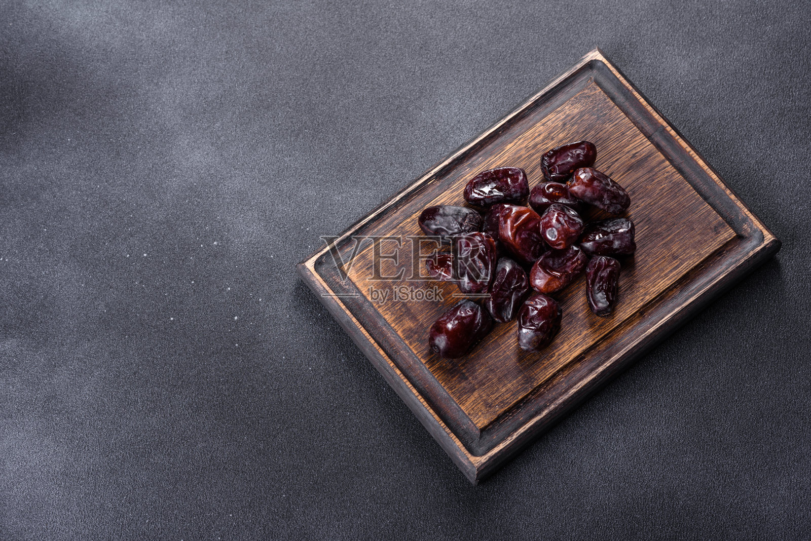 美丽美味的枣子在黑色的混凝土背景上照片摄影图片