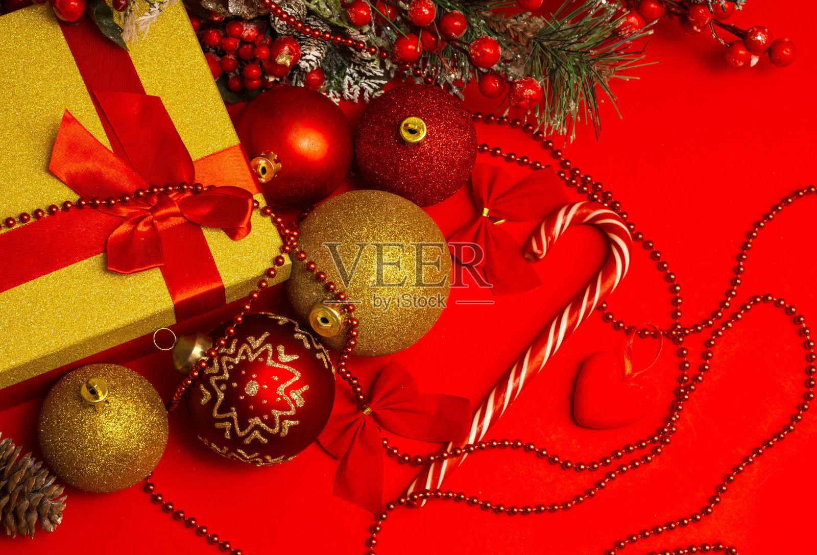 美丽的新年装饰在红色的背景照片摄影图片