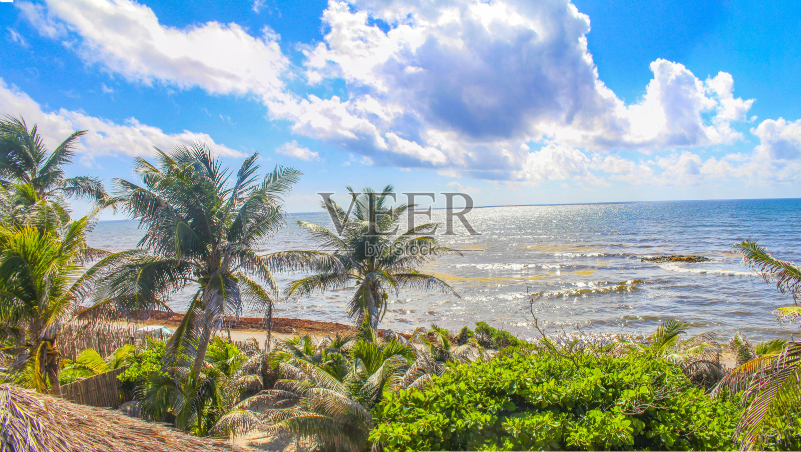 图卢姆的海滩雄伟壮丽，还有美丽的白云照片摄影图片