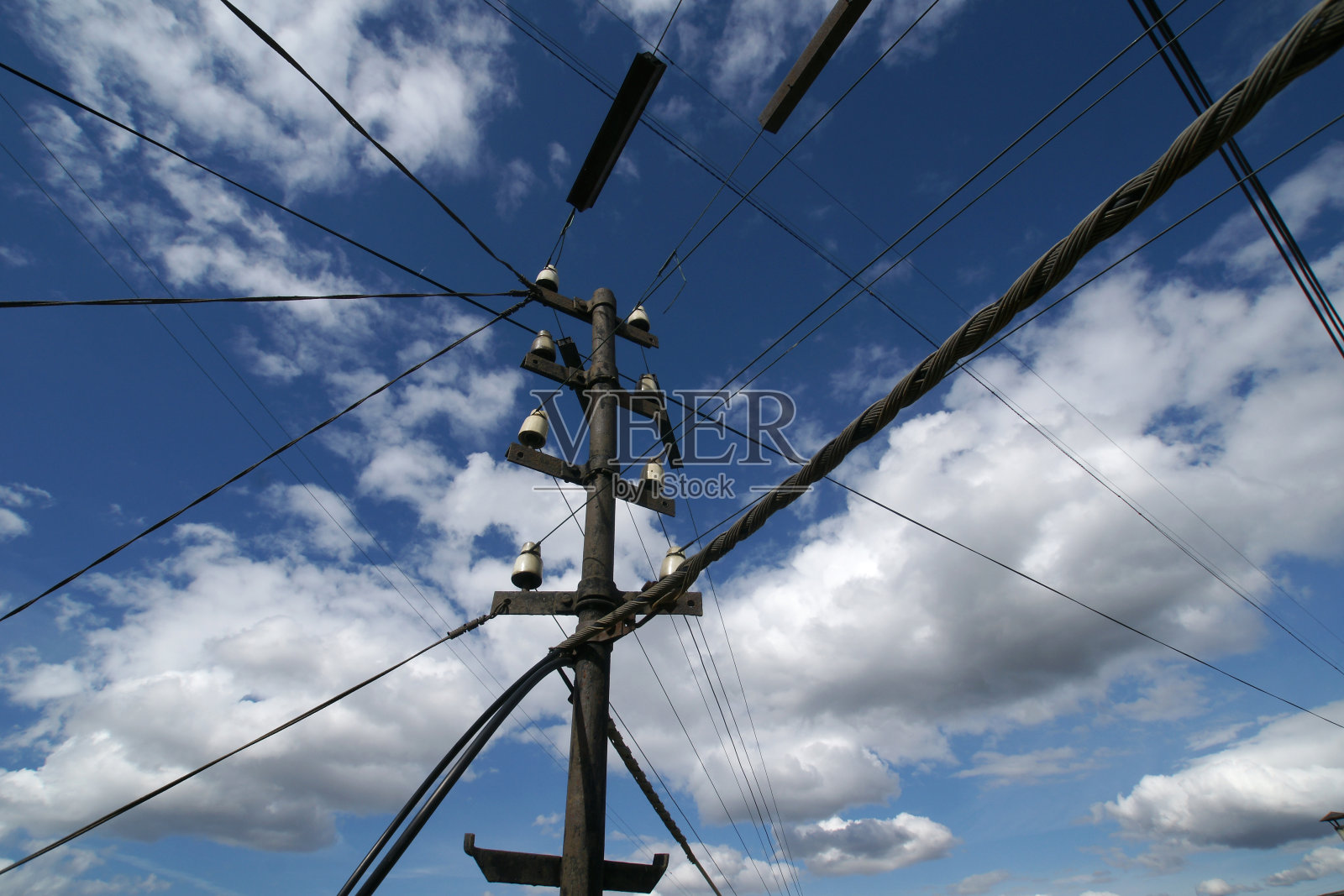 私人住宅屋顶上的模拟和数字电视天线。照片摄影图片