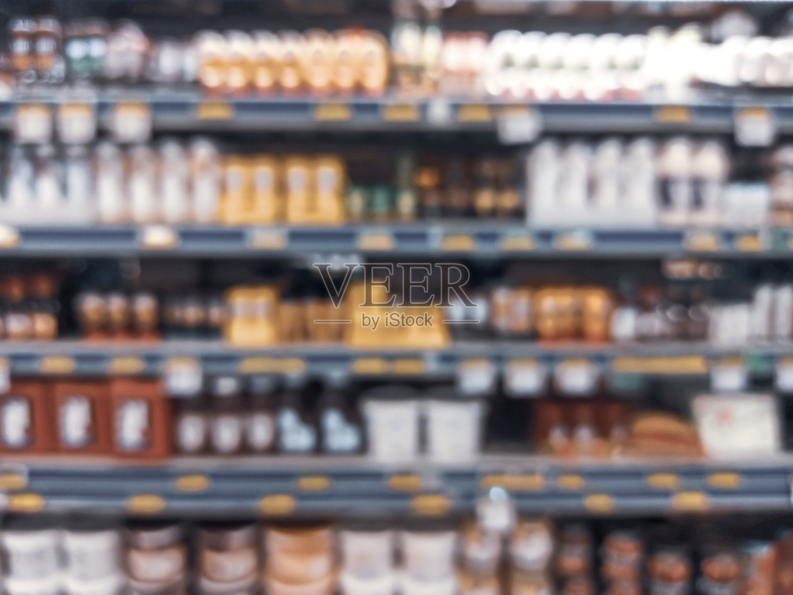 模糊背景下的超市食品货架和食品产品照片摄影图片