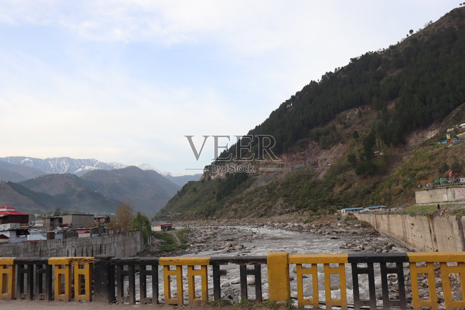 桥下河过照片摄影图片