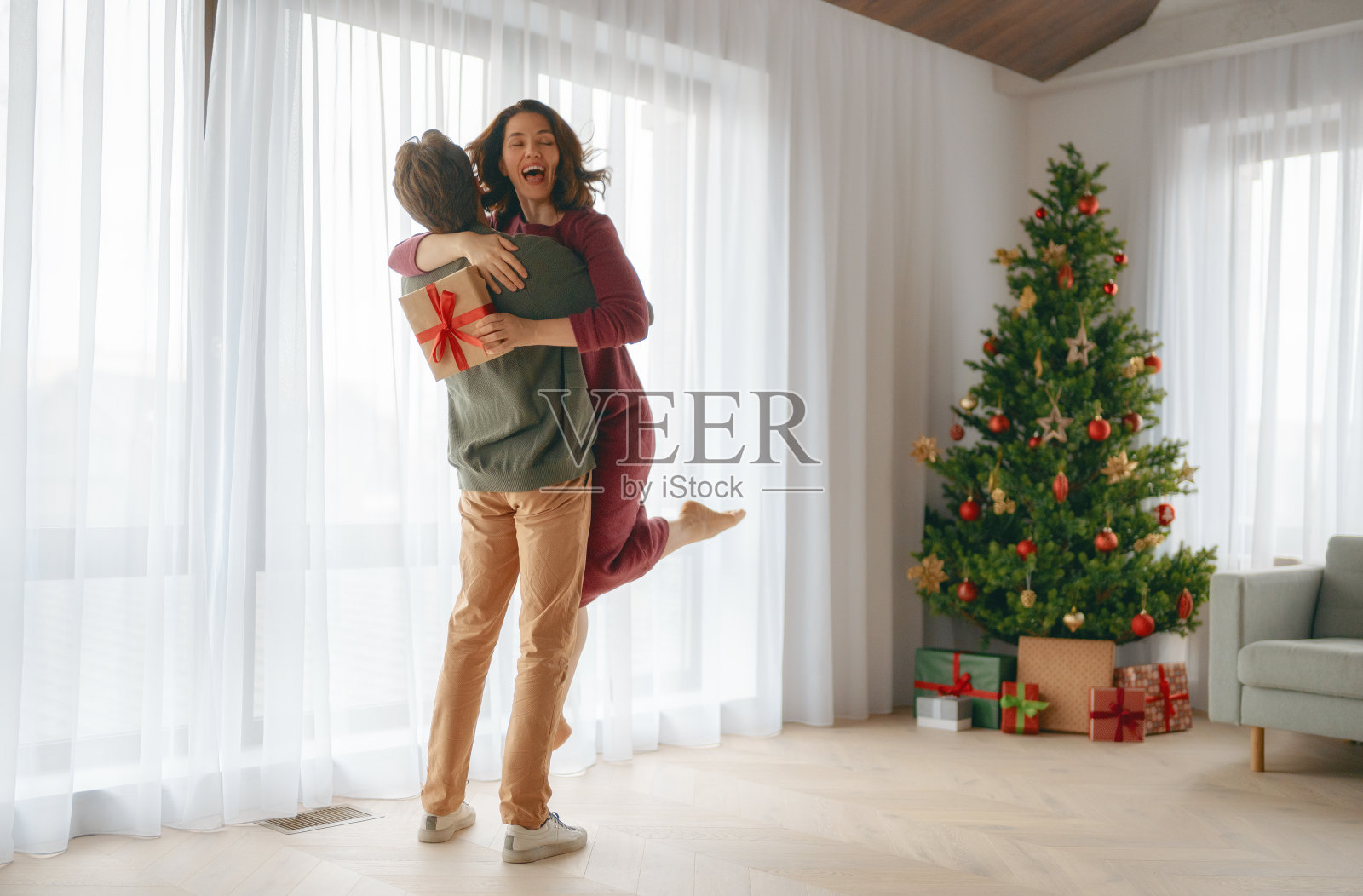 圣诞树旁的情侣照片摄影图片