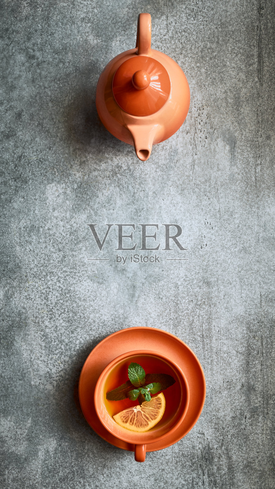 垂直俯视茶壶和茶杯的一个灰色背景与复制空间照片摄影图片