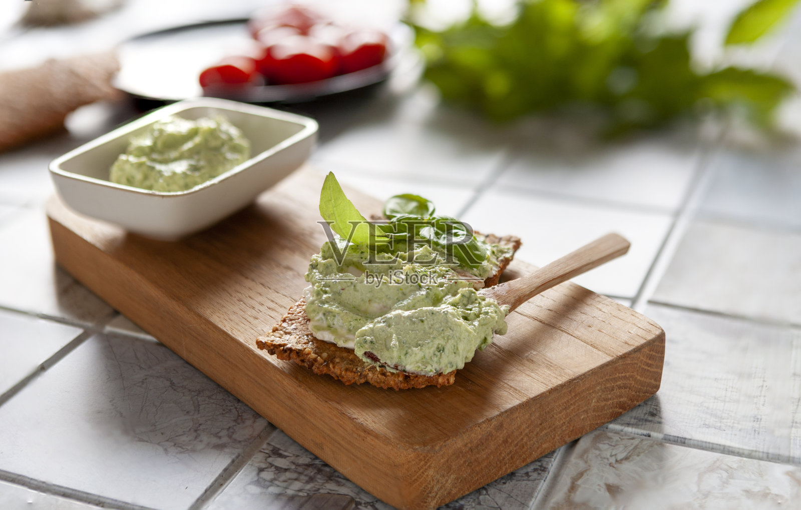 无谷蛋白有机番茄饼干与乳糖无蔓延和新鲜的西红柿瓷砖背景。照片摄影图片