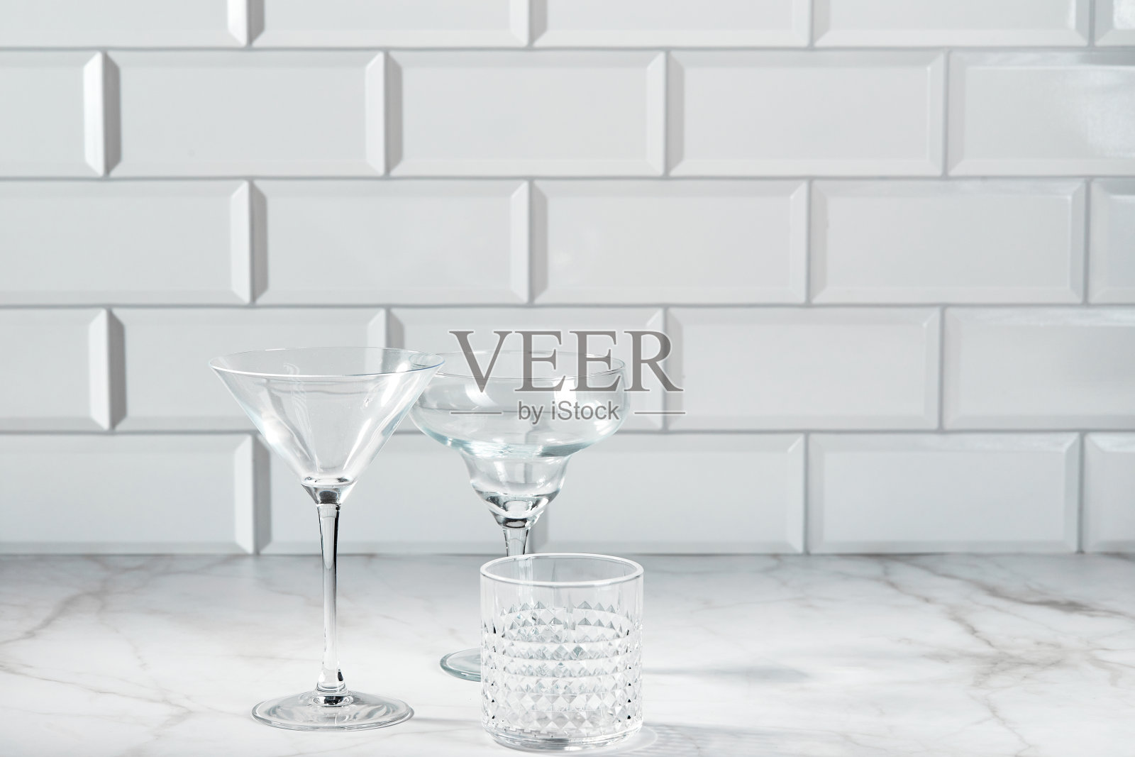 玻璃酒杯空的马提尼，香槟，酒精和非酒精鸡尾酒如玛格丽塔或曼哈顿大理石桌上照片摄影图片