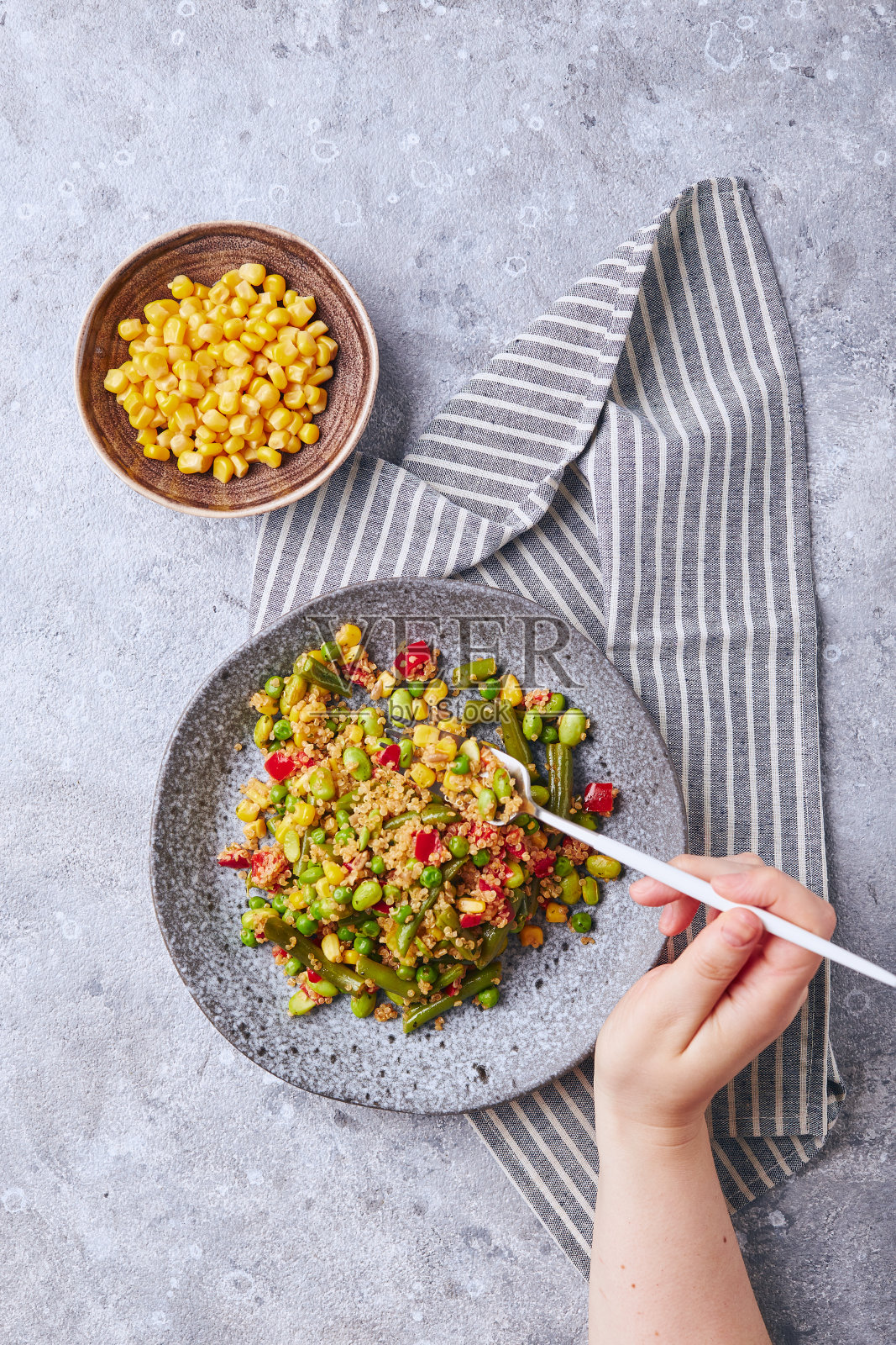 藜麦沙拉，配青豆、玉米、红甜椒、豌豆和大豆。有用的蔬菜混合照片摄影图片