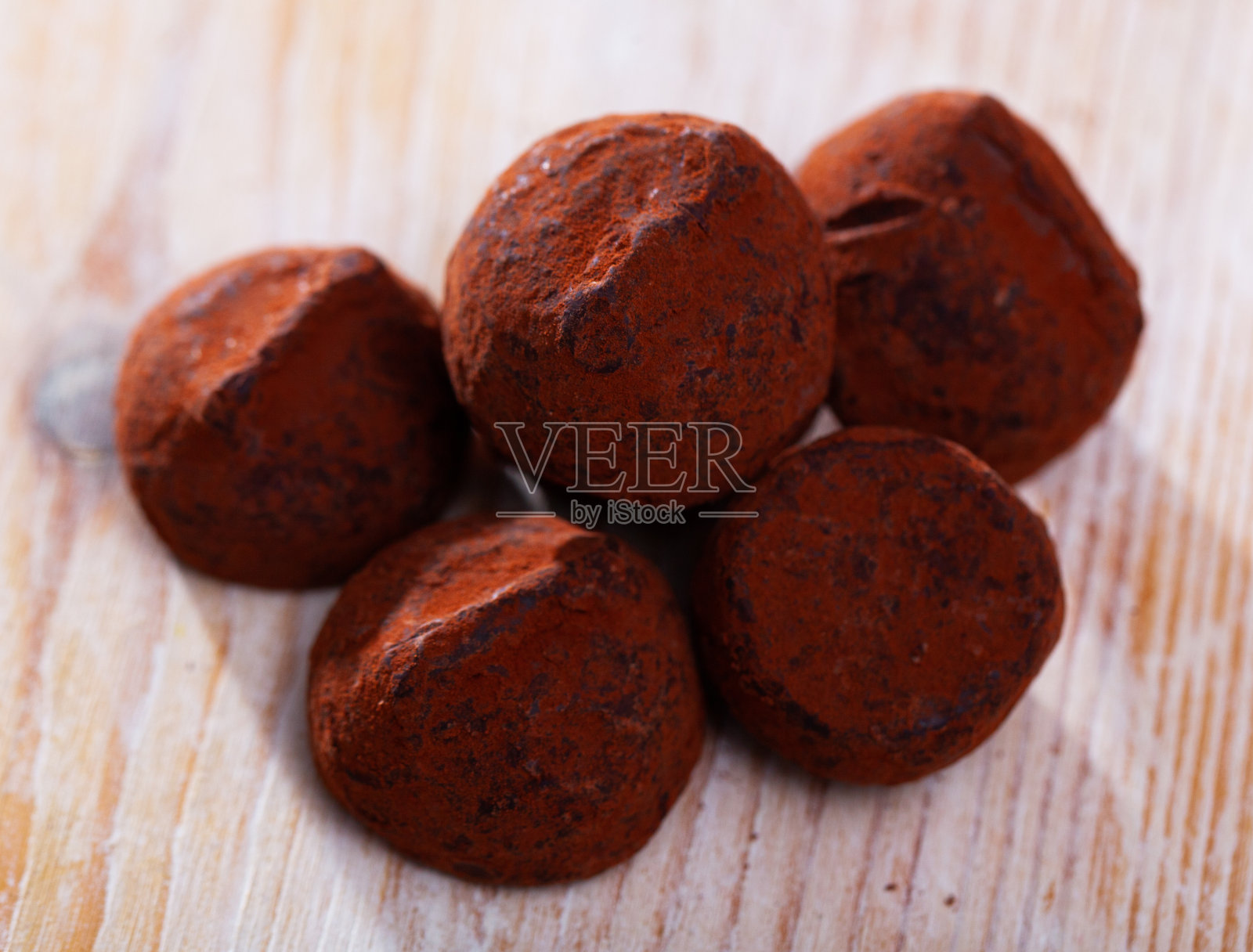 巧克力糖果松露在轻桌上照片摄影图片