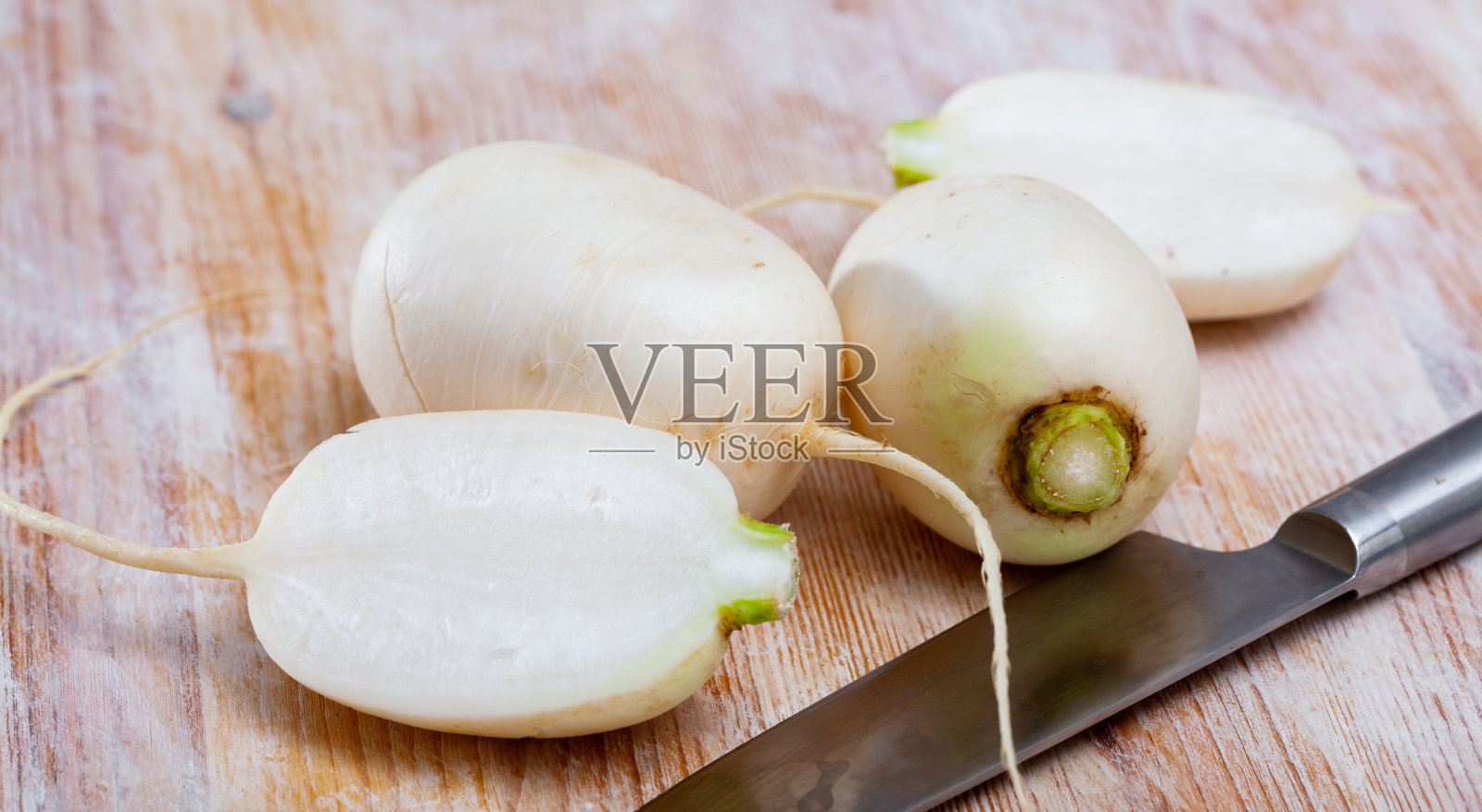 砧板上有熟白萝卜和刀照片摄影图片