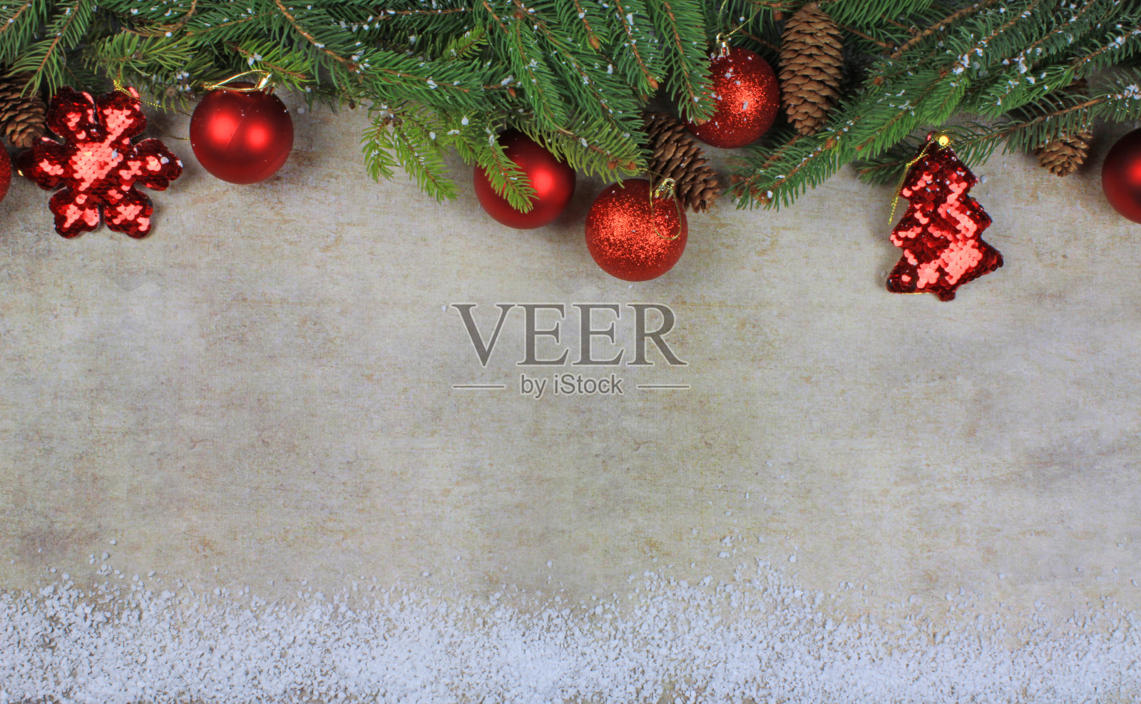 圣诞背景从上面看到的云杉树枝，红色的球和装饰品照片摄影图片